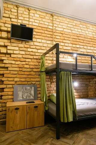 Хостелы Hello Grodno Hostel Гродно Спальное место на двухъярусной кровати в общем номере для мужчин и женщин-6