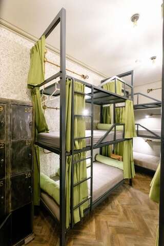 Хостелы Hello Grodno Hostel Гродно Спальное место на двухъярусной кровати в общем номере для мужчин и женщин-10