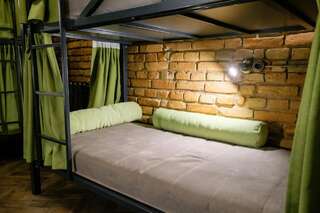 Хостелы Hello Grodno Hostel Гродно Спальное место на двухъярусной кровати в общем номере для мужчин и женщин-11