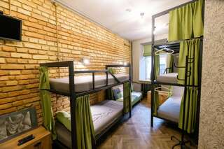 Хостелы Hello Grodno Hostel Гродно Спальное место на двухъярусной кровати в общем номере для мужчин и женщин-12