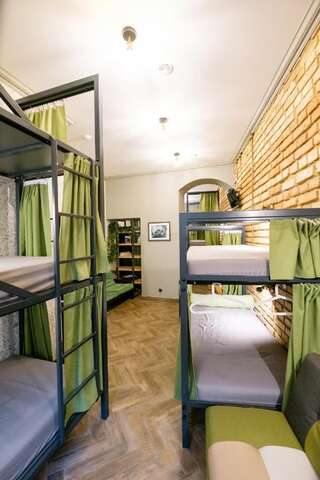 Хостелы Hello Grodno Hostel Гродно Спальное место на двухъярусной кровати в общем номере для мужчин и женщин-13
