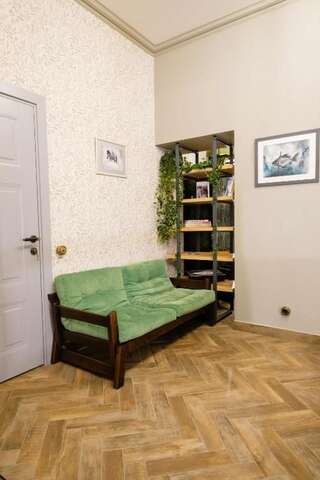Хостелы Hello Grodno Hostel Гродно Спальное место на двухъярусной кровати в общем номере для мужчин и женщин-17