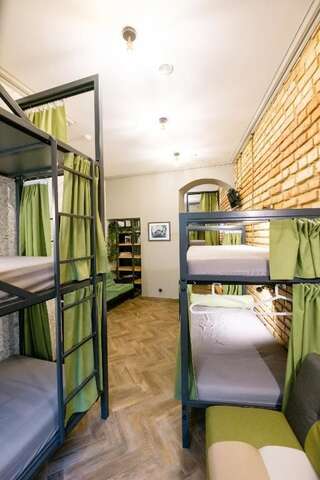 Хостелы Hello Grodno Hostel Гродно Спальное место на двухъярусной кровати в общем номере для мужчин и женщин-21